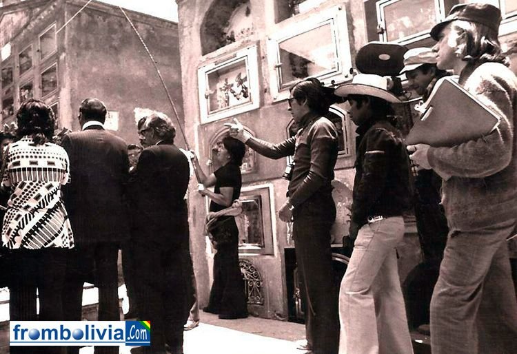 Los 70, Luís Espinal (derecha) encargado de continuidad en el film Chuquiago de Antonio Eguino (centro)
